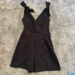 Byxdress från zara - Byxdress från zara. Perfekt till sommaren. Stl xs. Andvänd en gång.