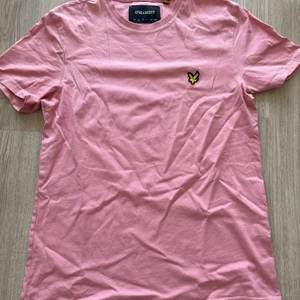 2 t-shirts Stl S - 2 t-shirts för 100kr, ena är från Lyle and scott och den andra är från Asos