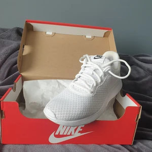 Nike sneakers Tanjun storlek 38 - Vita sneakers modell TANJUN från NIKE. Storlek 38. Köptes till studenten 2020, använda 1 gång och i mycket bra skick!! Säljer pga för liten storlek.
