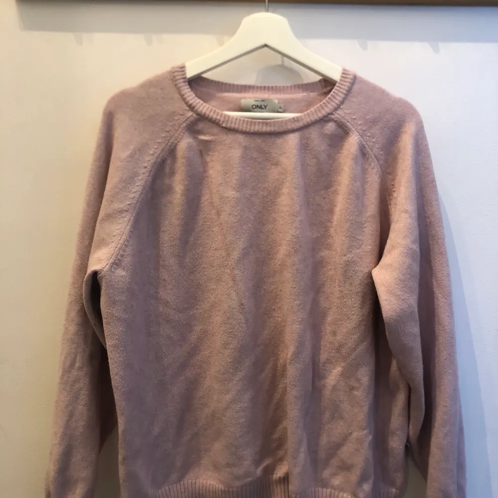 Säljer denna rosa tröja i från only för 100kr säljer den för den är i XL och jag har XXS därför är den både för stor och för lång💐💕. Tröjor & Koftor.