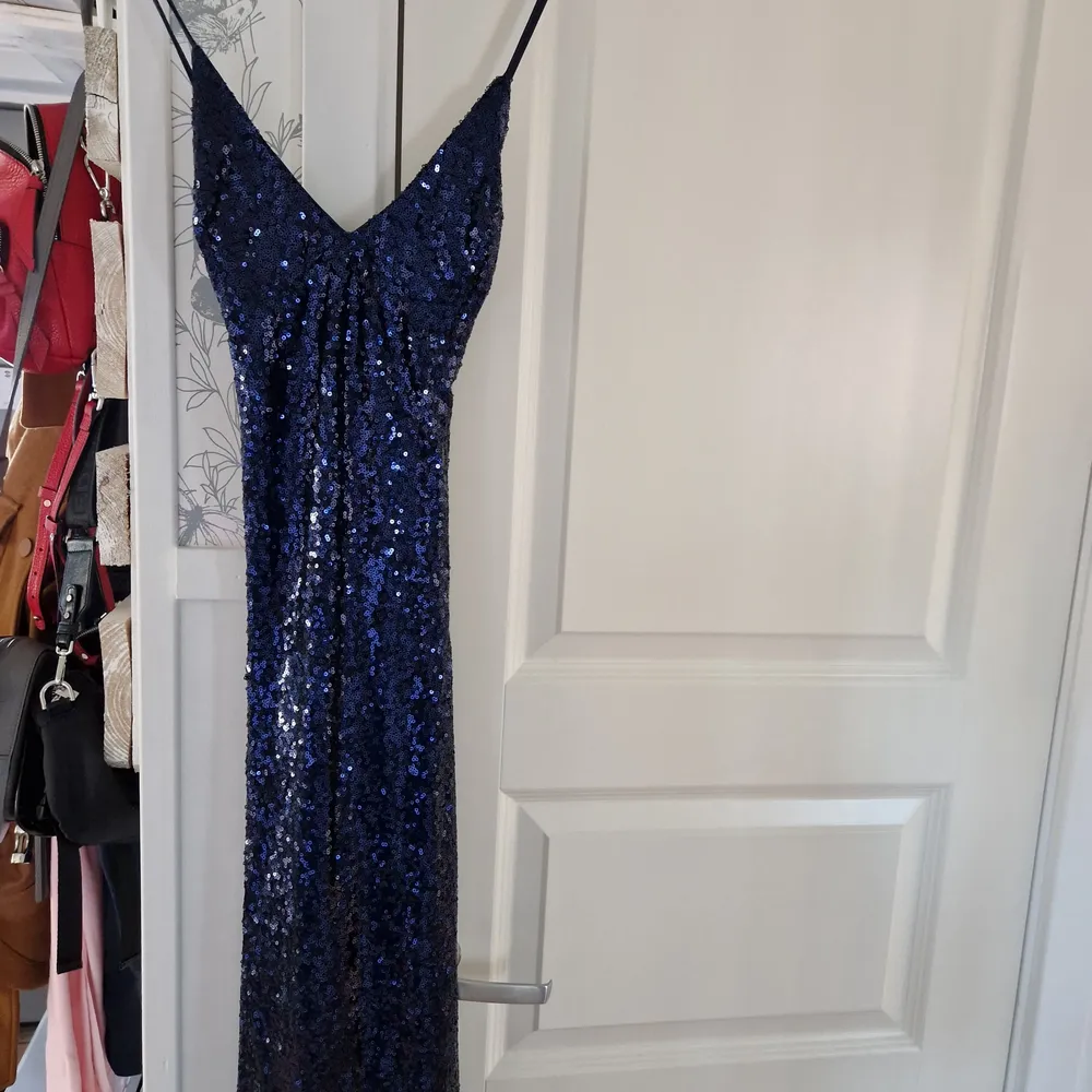 En helt slutsåld paljettklänning köpt från Asos, märke Club London. Använt bara en gång. Mycket bra skick. Strl.36  Jag är 159cm och klänningen är för lång för mig. . Klänningar.