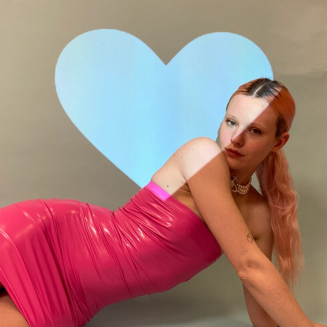 Tight rosa klänning - 91