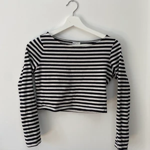 Randig kortare tröja - Så fin, har använts mycket men är i gott skick. Säljer för att jag har växt ur den! Priset är +frakt❤️