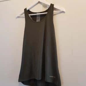 Träningstopp - Newbody. Militärgrön linne. Storlek S 