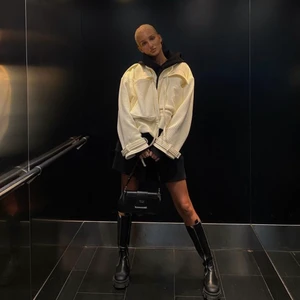 My mum made it jacka - Säljer denna super fina My mum made it jacka🤍 Säljer då den tyvärr inte kommit till användning💔 Bild 1 och bild 2 är bilder på Lovisa Worge när hon bär jackan⚡️ NYPRIS 1500kr, mitt pris 600kr + frakt❤️