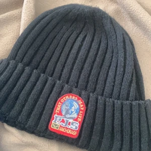 parajumpers  - en svart parajumpers mössa nästintill oanvänd 