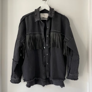 Zara jacka  - Säljer denna snygga jacka från Zara i storlek S!