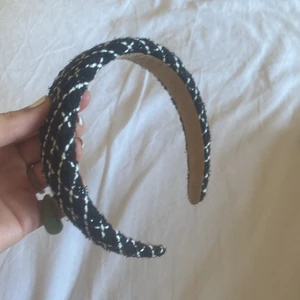 Trendigt Diadem - Trendigt diadem för ett bra pris, säljer för jag behöver inte det och tycker jag har för många diadem! Precis köpt så helt nytt! Pris kan diskuteras💞 endast seriösa köpare tack!