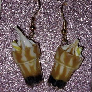 Milkshake Brun - Milkshake Bruna.  Matrial:Plast längd 2,6cm Bredd:1,1cm kan fås som Örhängen om man vill säg till så fixar jag det