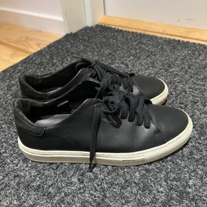 Axel Arigato sneakers - Sneakers från Axel Arigato, storlek 40! Dessa skor är använda och har några märken på vita sulan, men skon är fin och ändå väl skött! Jag köpte dem för 1800kr. Köparen står för frakten!:)