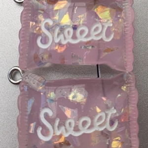 Sweet  - Sweet berlocker blåa de är 3 cm långa 2 cm bredda och gjorda av Polyresin man kan få dessa i örhängen oxå om man vill säg till så löser jag det med krokar.