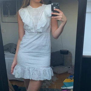 Klänning - Så fin klänning till både student, skolavslutning eller något annat! Helt oanvänd och säljer pga att jag har andra. Den är från shein men säljer självklart billigare för än vad som den säljs för där! Skriv privat om du är intresserad! Passar S-M