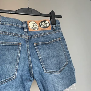 Coola jeansshorts - Skitsnygga jeansshorts från Cheap Monday by Weekday. Det var från början ett par långa jeans som jag har klippt av till shorts!