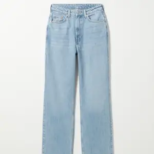 Jättefina jeans från weekday som är i jättebra skick! De har tyvärr blivit för stora på mig. På sista bilden kan man se hur långa dem är på mig som är ca 170 lång, storlek 27/32. Kan skicka fler bilder