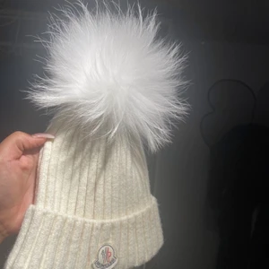 Äkta moncler mössa - Nyskick, använd 2 ggr. QR kod finns!                                 Pris kan diskuteras🤍