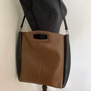 Maje väska - Säljer min fina väska från Maje, helt i läder och SÅ fin! 😍 Axelremmen går att knäppa loss så du kan själv välja hur du vill bära den 💕 