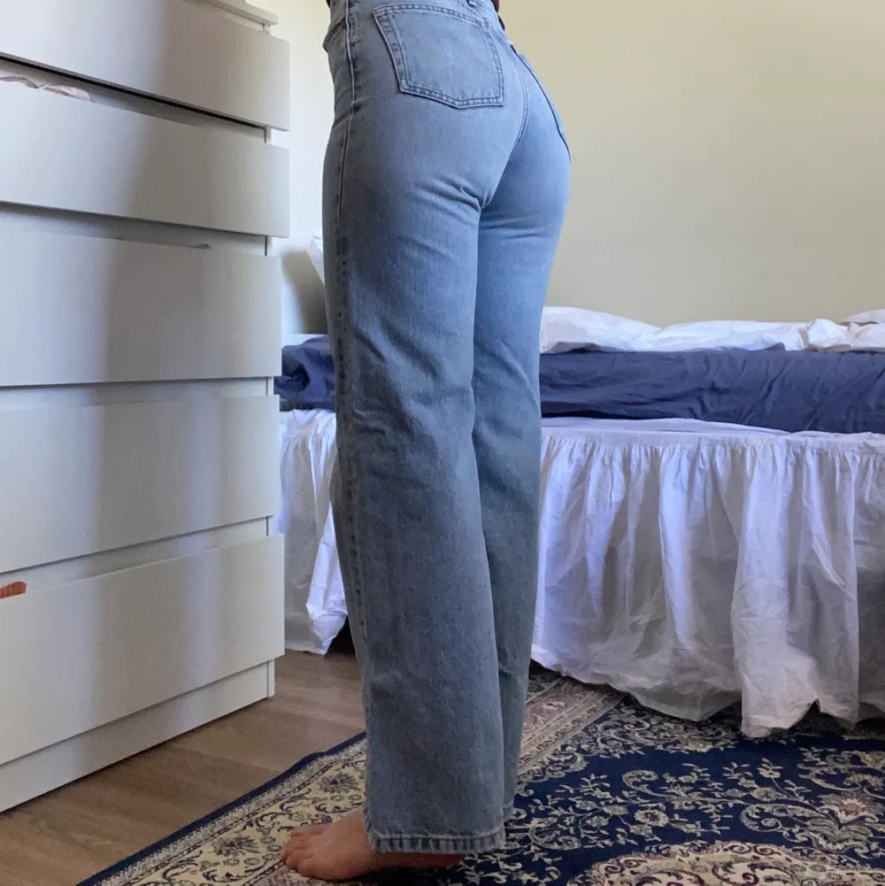 Jeans i modellen YOKO från Monki. Enligt mig den snyggaste jeansmodellen jag haft och perfekt färg till våren/sommaren! I bra skick! 🖤 Jag har vanligtvis strl. 36 i byxor och är ca 165 cm. 🖤 Säljer pga garderobsrensning!. Jeans & Byxor.