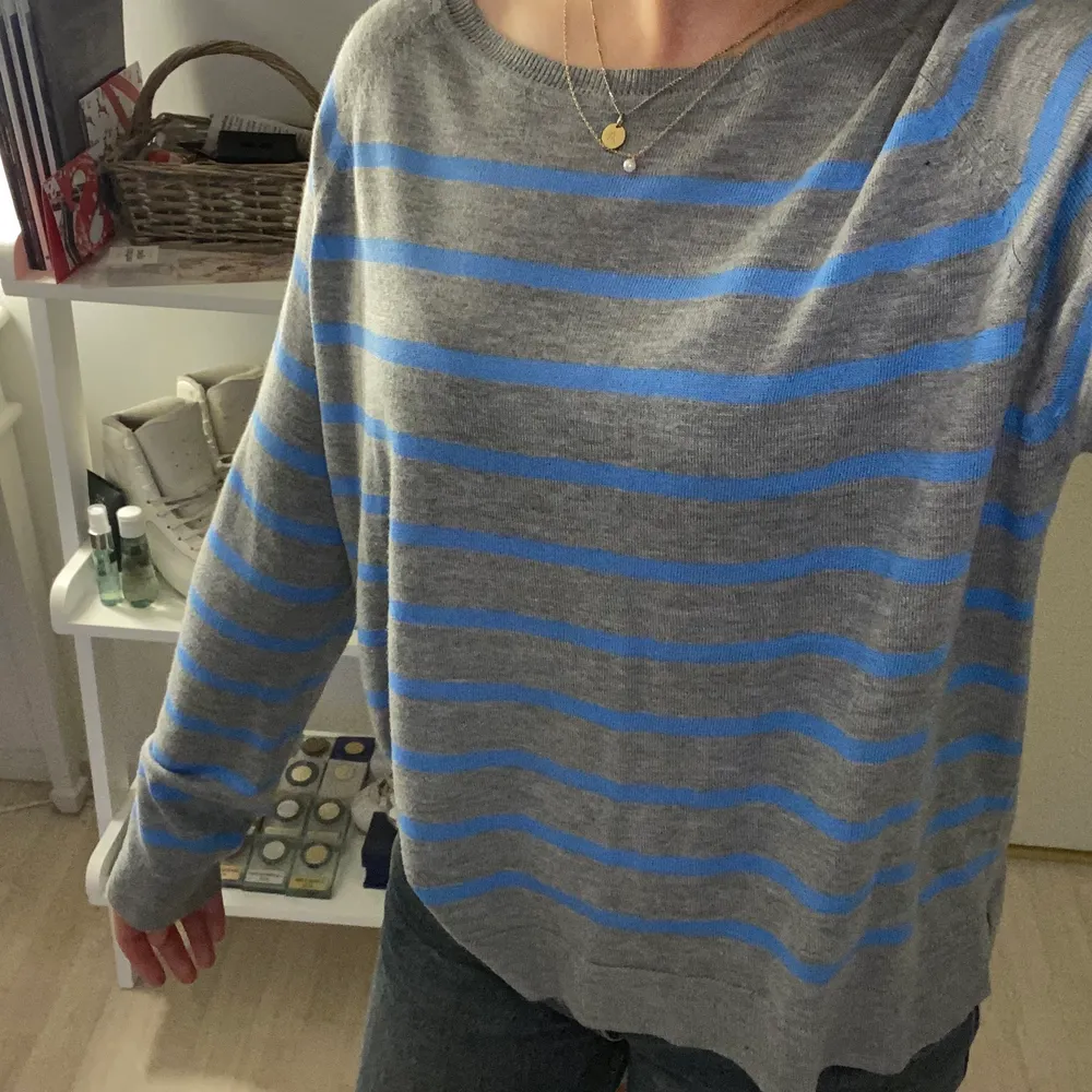 Populär randig tröja från Zara, säljer då den inte kommer till användning. Jättefint skick! 90kr + frakt💕. Tröjor & Koftor.