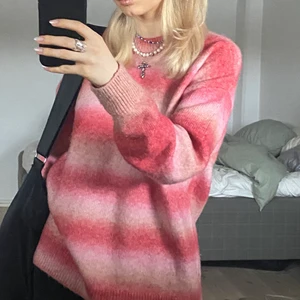 Stickad tröja - Säljer min fina tröja som är Såå fin!! Kommer inte till användning tyvärr😭😭 priset kan diskuteras! Endast använd ett fåtal gånger <3 