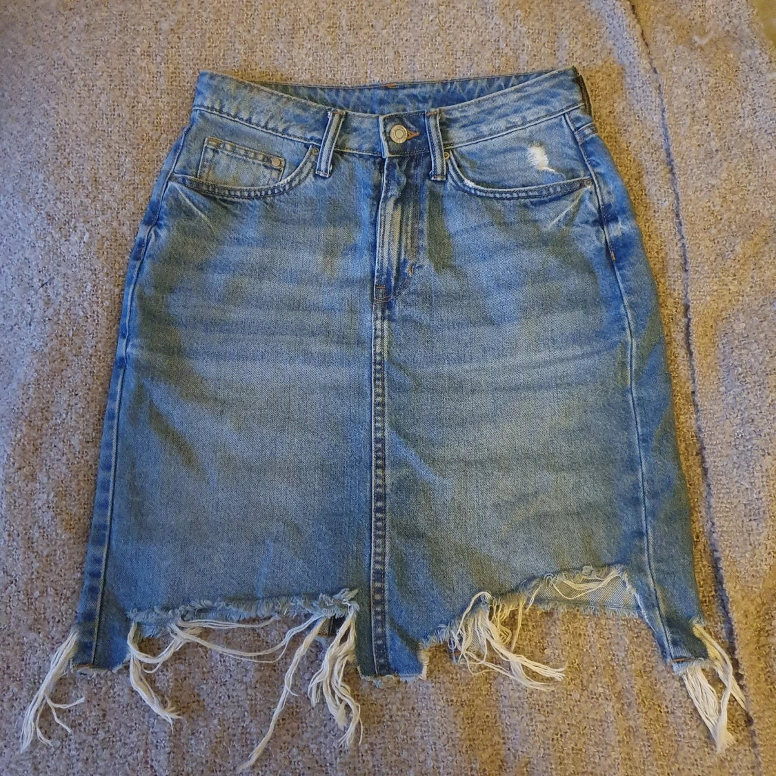 Högmidjad jeanskjol 