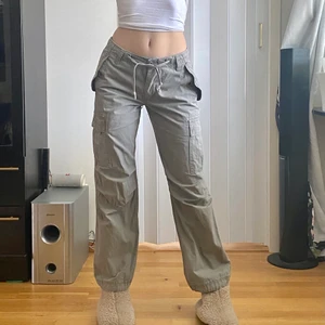 Cargo pants - Säljer mina favorit cargo då dom är för korta på mig som är 175cm+❤️ säljer även bruna ❤️inerbens.. 77cm & mid 38x2