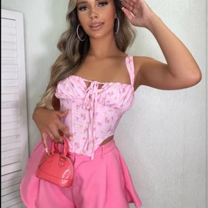 Rosa topp - Rosa topp med knytning framtill