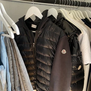 Moncler Cardigan - Moncler Cardigan  Storlek L, passar också S/M Skick 5/10, finns ett litet hål på ryggen,lite solblekt på vissa ställen