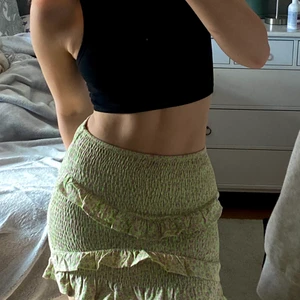 Somrig kjol Bershka - SLUTSÅLD på hemsidan!! Supersöt grön kjol med rosa små blommor på! Volang framtill & slät i bak🌸 Storlek S men skulle säga att den passar även XS och M. Lite kort för min smak som är 173cm (långa ben) om man har den ovanför naveln! Den går lika bra att använda lågmidjat!! Nypris: 199kr, säljer för 129kr + frakt 💕 Säljer även den matchande toppen!! Önskar man båda fixar jag paketpris 🤍