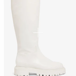 Vita boots - Vita stövlar från monki! Använda men fortfarande bra skick! Kostade 600kr säljer för 350kr! Köparen står för frakt! Storlek 39
