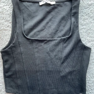 ❗️ Svart topp med detaljer från NA-KD❗️ - 💕Säljer denna fina svarta toppen med detaljer från NA-KD, då den inte kommer till användning längre. Toppen är i storlek 36. Denna toppen passar perfekt till allt💕