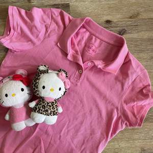 Rosa piké tröja, jättefin till tennis eller andra aesthetics 💖 Säljer också hello kitty 🐈 Kika profilen för mer. Stl. S, men passar M ✨