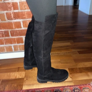 Over-knee boots - #boots som går strax över knäna, från H&M. Dragkedja på insidan av benet upp till ankeln. Storlek 39. Gjorda i ett konstmaterial som liknar suede.  Använda en handfull gånger.