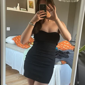 Svart bandeau klänning - Jättefin klänning som passar S/M. Har två liknande klänningar så vill bli av med en iaf:))