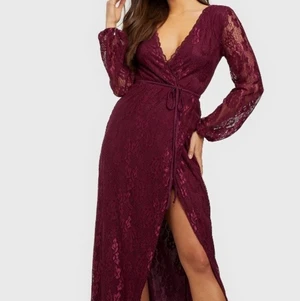 Vinröd klänning - Vinröd klänning med spets, V- ringad, rosett i midjan och slits framtill