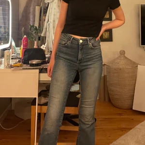 Utsvängda Jeans - Utsvängda jeans från BikBok