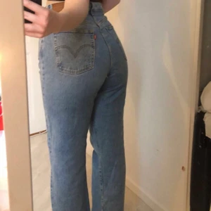 Jeans Levis - Blå vida jeans från Levis i storlek M/L. Frakt tillkommer📦