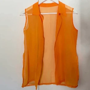 Orange topp - Väst/skjorta utan ärmar i meshtyg med slits på båda sidorna. Liten skada som syns på bild 2🧡