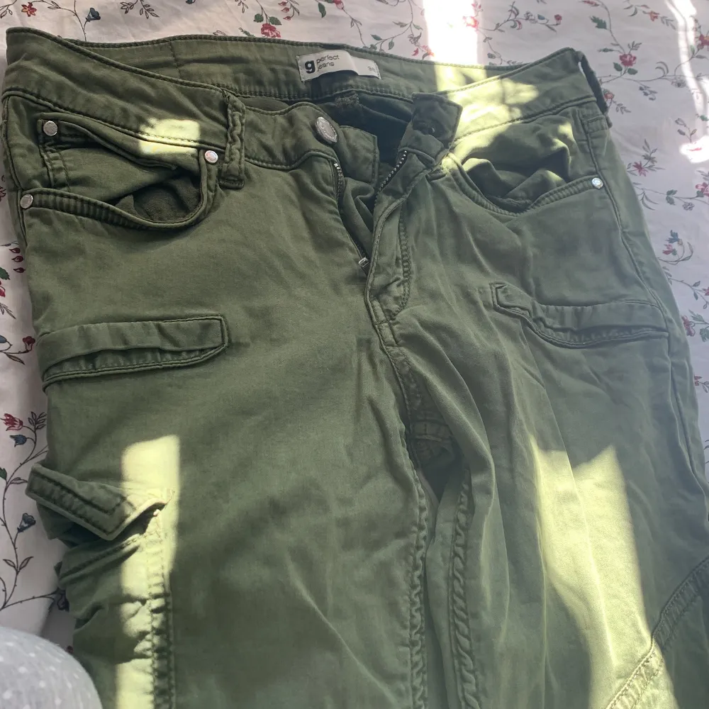 Cargo byxor, används aldrig, köptes för 500kr men säljs för 50kr för rensar kläder, de är från Gina. Jeans & Byxor.