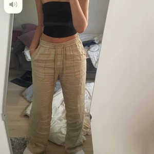 Linnebyxor  - Säljer nu mina skitsnygga linnebyxor från zara, de är bra längd på mig som är 173 och man kan ha de lågmidjade som jag men även dra upp lite, fickor där bak❤️❤️nyskick!! Köp direkt för 299