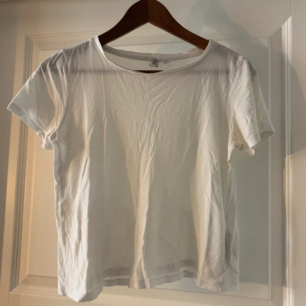 Fin t-shirt från H&M, något see through, annars perfekt längd, luftig. Är absolut öppen för prisförslag, kan mötas upp i Stockholm och det är bara att skriva för fler bilder!. T-shirts.