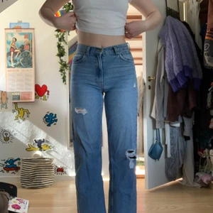 håliga jeans - ett par high waist jeans från H&M, size 36! wilde leg och väldigt sköna, säljer eftersom de har blivit för små:)