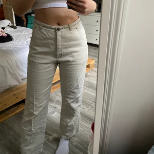 Linne byxor - Linne byxor från PARDON. Köpta secondhand. Super fina stilrena knappt använda. PM för fler bilder eller frågor. Köparen står för frakten! Storlek: 38 men passar även 36.