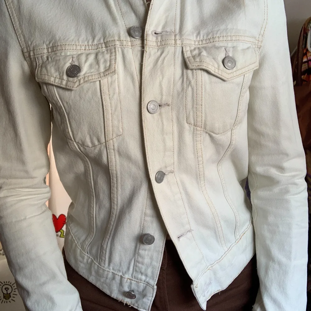 vit jeansjacka från Weekday, finns inte längre. size xs men skulle säga den passar xs/s! tycker den ger lite 2000s känsla när den är knäppt:). Jackor.