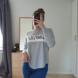 Grå långärmad tröja med tryck - Fint skick