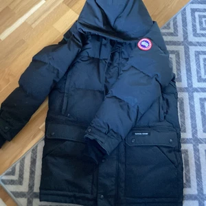 Canada goose  - Canada goose jacka svart, äkta från johnells, storlek XL, för 2500kr, pris kan diskuteras, används några gånger. Några frågor skriv till mig. 