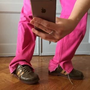 Skor - Fins skor somär vintage, fint skick för att vara gammla jag brukar ha 38,5/39, dem här och 38 och funkar bra på mig 💥❤️