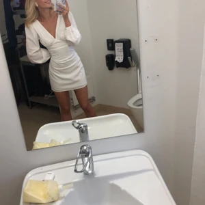 Nelly klänning - Nästan nyskick perfekt för student eller liknande