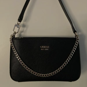 Guess handväska - Ska sälja min fina guessväska eftersom att den inte används längre! Nästan i nyskick då den är använd några gånger bara💕 kan skicka fler bilder vid intresse😊 inga skador alls och en guesstygpåse ingår i köpet
