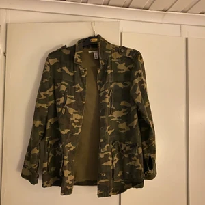 Militär jacka  - Säljer denna militärjackan/armyjacket ifrån Nelly, den är i storlek 40 men skulle säga att den är en M ungefär💜