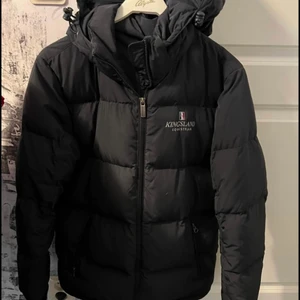 Kingsland jacka - Säljer denna supersnygga Kingsland jackan. Dragkedjan är hel och det finns inga hål. Använd men i fint skick. Den är i storlek S unisex. Skicka för fler bilder eller om du undrar över något💛 1300kr plus frakt